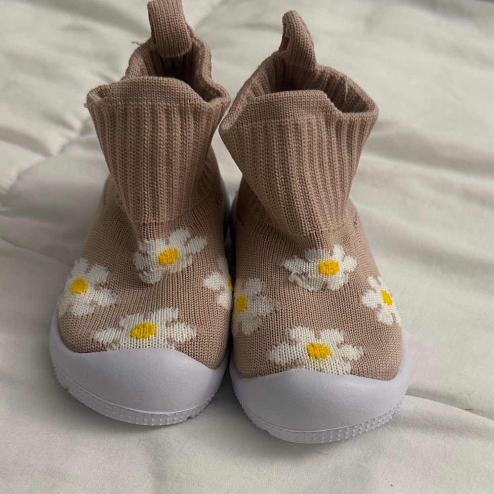Kids' Tan Flower Knit Shoes